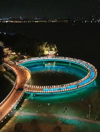  南京地接旅游景点,亲水圆环玻璃栈道景观桥